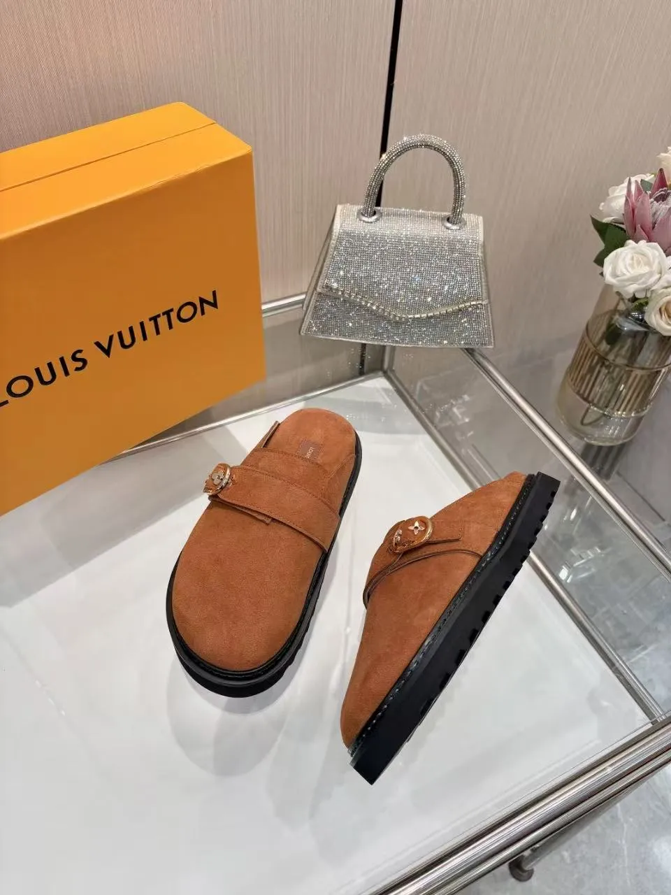 👟👟Ex-factory price 520👟👟 /lv new Baotou half-drag winterbreak comfert flat slippers lv letter and monogram floral embellished leather surface, with sheepskin lining, suitable for indoor and outdoor wear. The water table is made of high-density foam material, which is light and comfortable. The sole has a certain thickness and the heightening effect is also good! Boutique size:35-46
